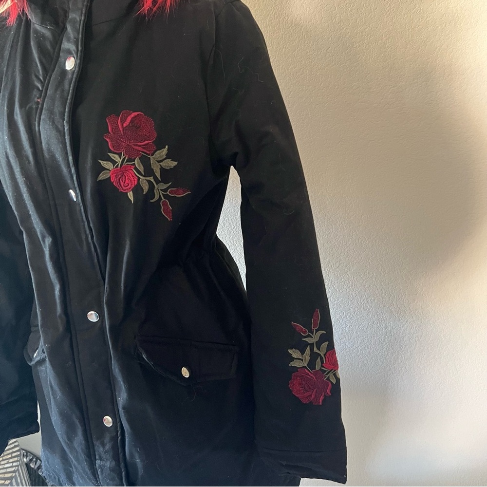 Y2K Rue 21 Black Floral Roses Embroidered Coat w Red Fur lined hood - Picture 3 of 16